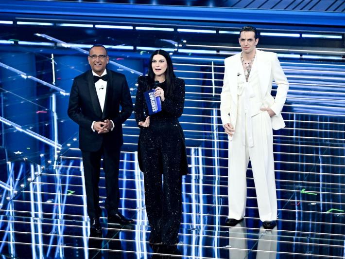 A Sanremo Nuove Proposte e Big. Show Lillo, Lauro ricorda vittime Crans-Montana