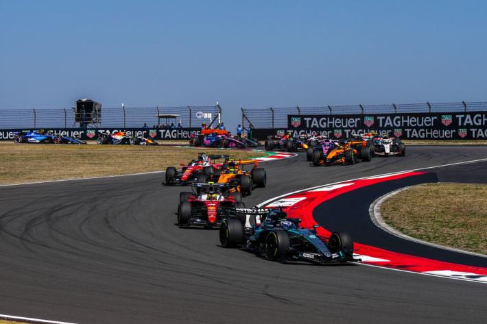 Russell vince la sprint race in Cina davanti a Leclerc e Hamilton