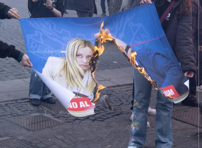 Corteo a Roma, bruciate immagini con Meloni e Nordio