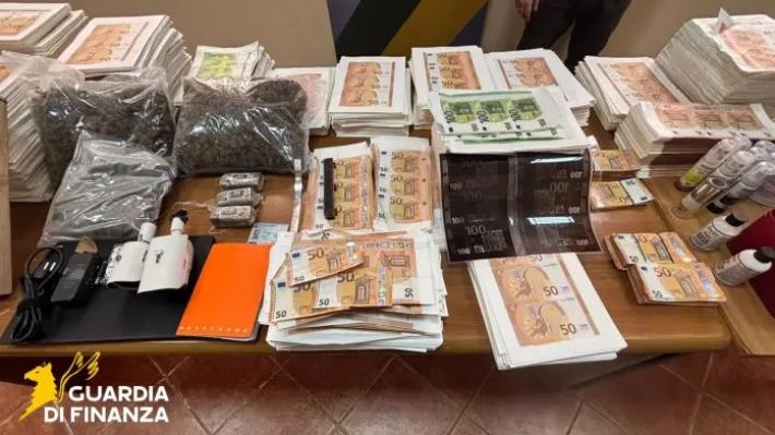 Stamperia clandestina scoperta nel Napoletano, un arresto