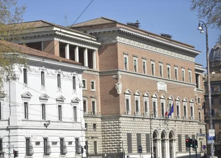 Borsa sospetta con foulard con falce e martello davanti a Ministero Giustizia