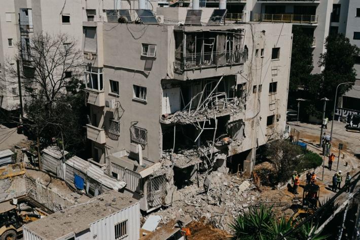 Ondata di missili balistici dall'Iran contro Israele, sei feriti