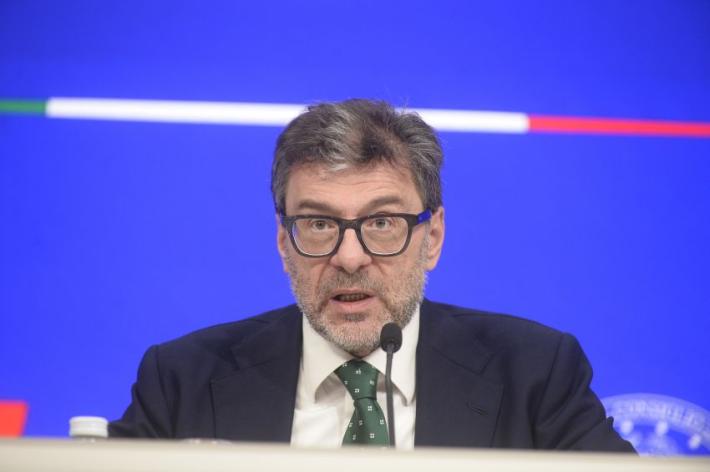 Giorgetti "Se la crisi perdura valutare sospensione del patto di stabilit&agrave;"