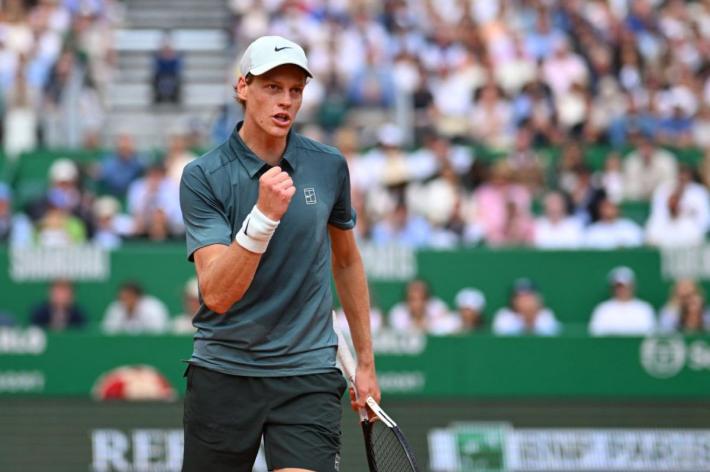 Sinner vola in finale a Montecarlo, battuto Zverev in due set