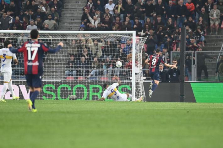 Freuler e Orsolini piegano il Lecce, il Bologna vince 2-0 al Dall'Ara