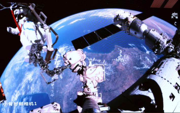 Cina, gli astronauti della Shenzhou-21 impegnati in attivit&agrave; extraveicolari