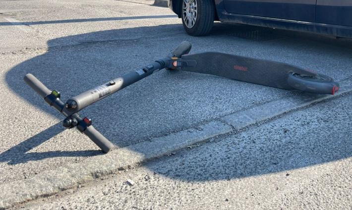 Scontro fra un'auto e un monopattino in via Toscana: ferite lievi per una 32enne