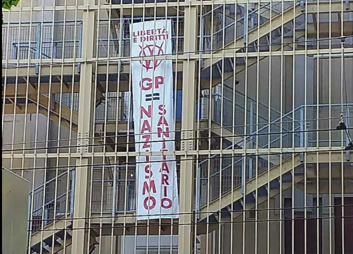 Striscione No vax sul Padiglione Barbieri, il sindaco Guerra e l'Ordine dei Medici: "Inqualificabile e antistorico"