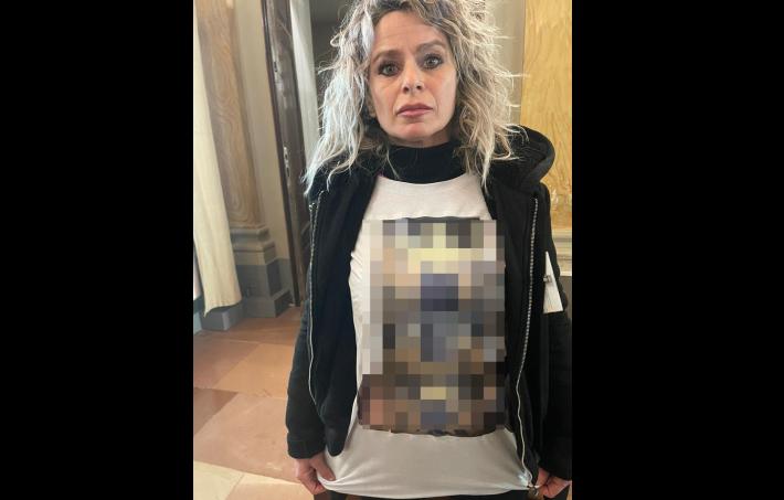 Omicidio di Pamela, la madre in tribunale con foto della figlia martoriata sulla tshirt 