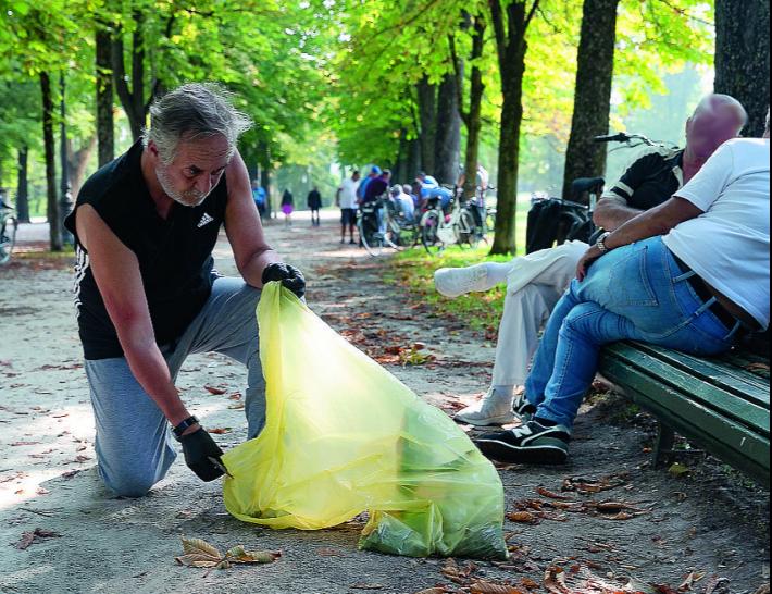 L'avvocato che raccoglie i tappi al parco Ducale