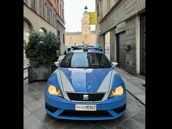 Ubriaco e molesto in via Farini, poi si scaglia contro i poliziotti in Questura: denuncia e multa