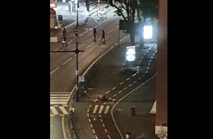 Un lettore: "Rissa tra bande in viale Fratti, di fronte al Duc: lunghi minuti di violenza"