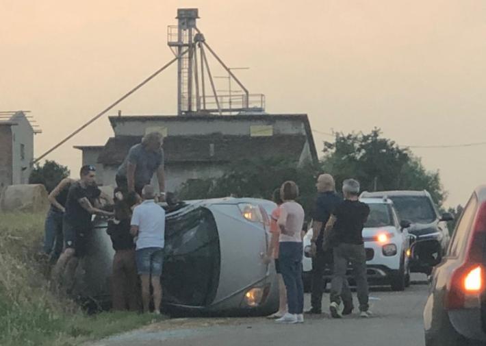 Montechiarugolo,  auto ribalta in via Resga:  un ferito