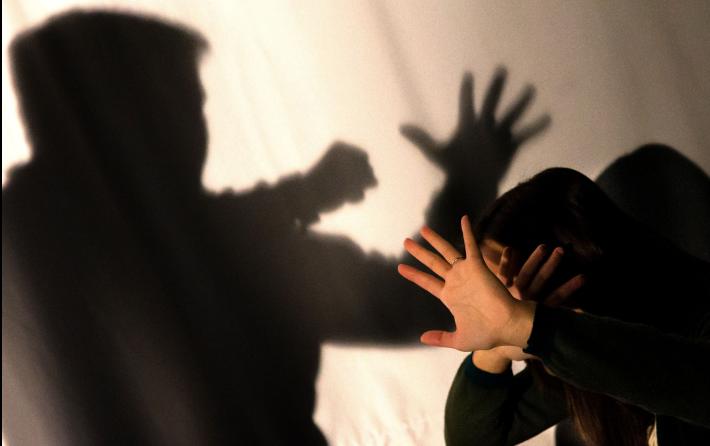 Lo stalker lancia accuse contro l'ex e il padre, ma arriva un'altra condanna: 4 anni e 5 mesi