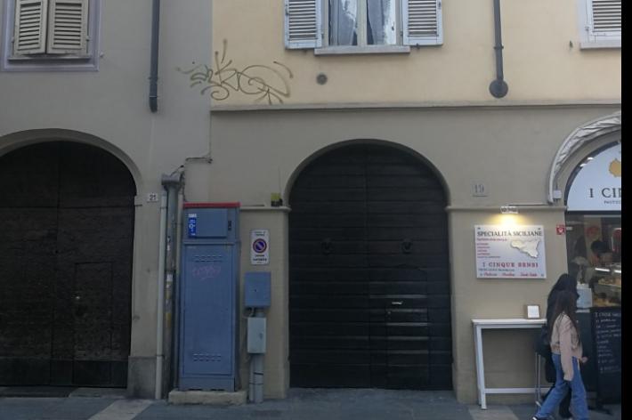 Scritta "acrobatica" sul palazzo. La rabbia e l'appello del residente: "Mettiamo telecamere..."