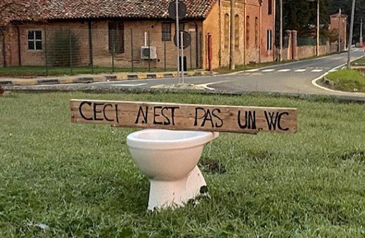 Questo non &egrave; un gabinetto - Foto