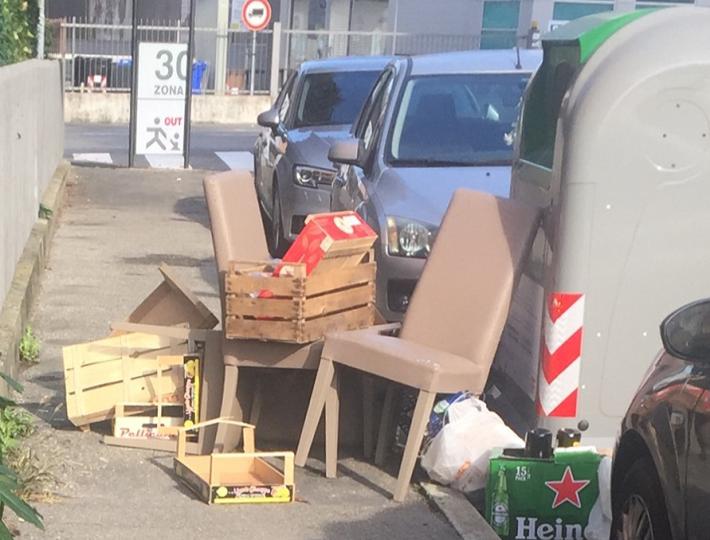Via San Pier Damiani, quando il marciapiede diventa una discarica
