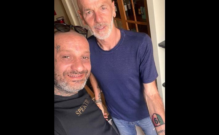 Il Milan sfila per le strade di Milano sul pullman scoperto: tifosi in delirio. E Pioli con il nuovo tatuaggio