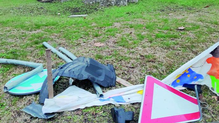 Salta a tutto gas con l'auto nella rotatoria Abbatte segnali e cartelli. Poi scappa