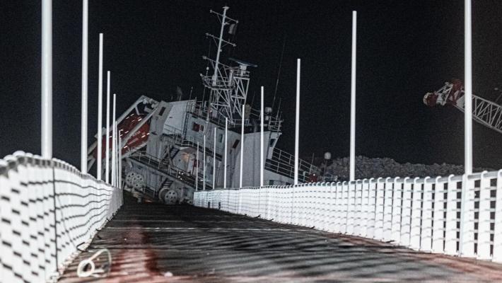 Marina di Massa, rimossa dopo 11 mesi la nave incagliata: &egrave; arrivata nel porto di Livorno 