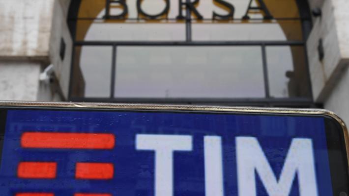 La partita su Tim e il solito ritornello:  «non passa lo straniero»