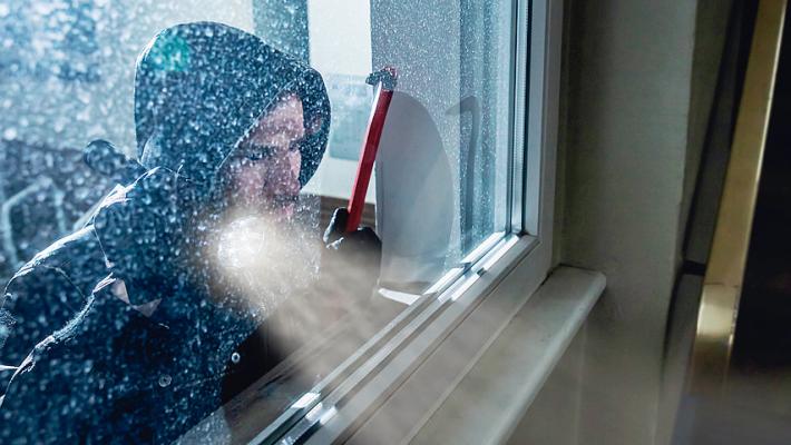 Si sveglia per i rumori e i ladri si danno alla fuga 