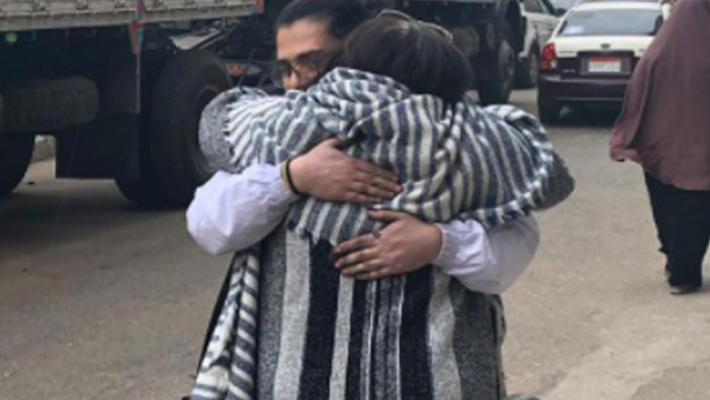 Zaki esce di prigione e abbraccia la madre