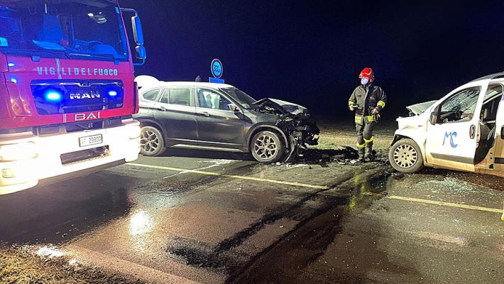 Nella notte frontale tra due auto a Mamiano e auto fuori strada a Cariolo: tre i feriti, due sono gravi
