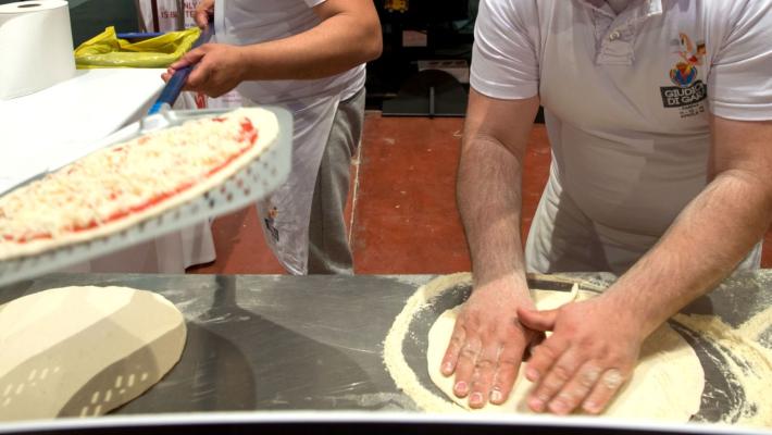 Pizzaiolo 'bestemmia troppo', collega lo accoltella