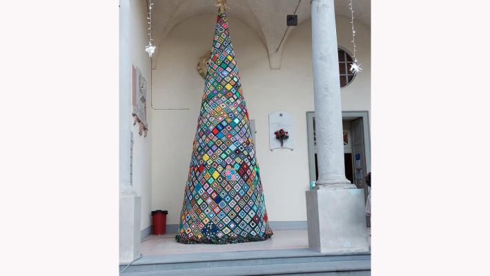 L'albero di Natale? Fatto da tanti quadretti di lana  che saranno venduti per aiutare chi soffre