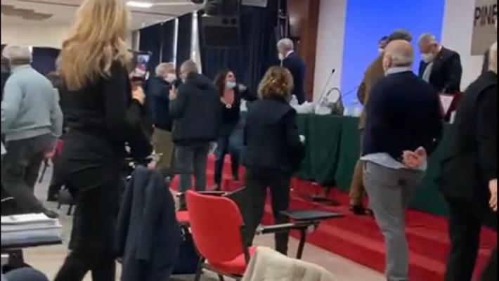 Irruzione di medici no vax all’assemblea dell’Ordine di Roma: insulti e spintoni 