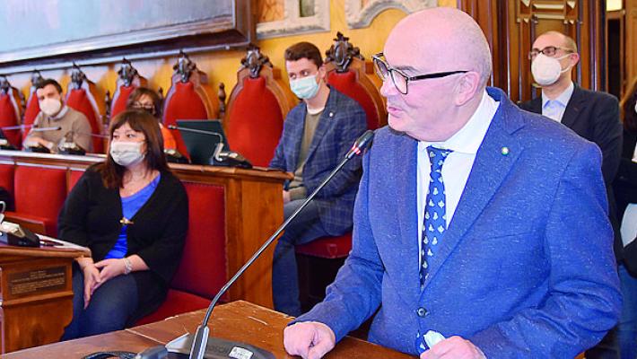Lo storico cerimoniere Alessandro Ghidini ha salutato il Comune tra gli applausi del Consiglio Comunale.