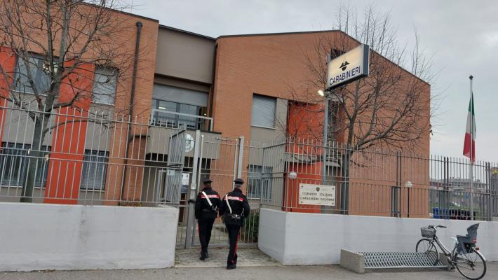 Colorno, evade dai domiciliari e  si presenta in casa dei genitori armato di coltelli: arrestato