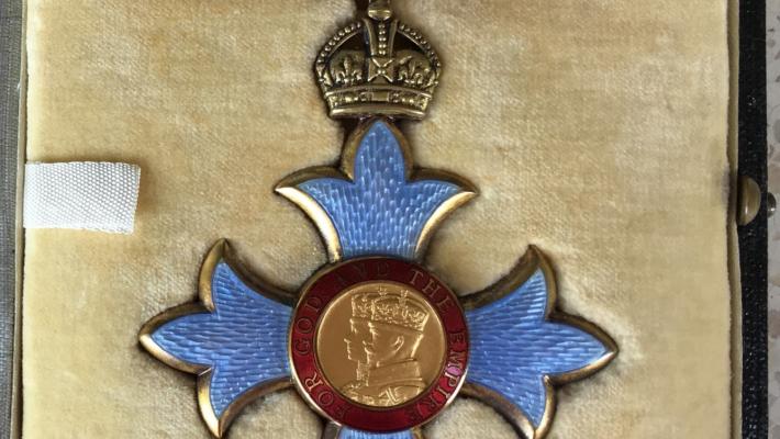 A 11 anni riceve medaglia dalla regina, il piu' giovane