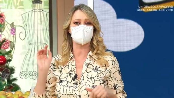 Anna Falchi conduce "I fatti vostri" in mascherina 