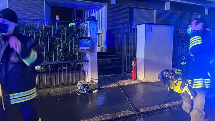 Incendio in una palazzina in via Usiglio: i vigili del fuoco hanno evacuato i condomini