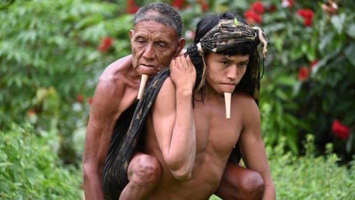 Amazzonia 12 ore con il papà sulle spalle per farlo vaccinare