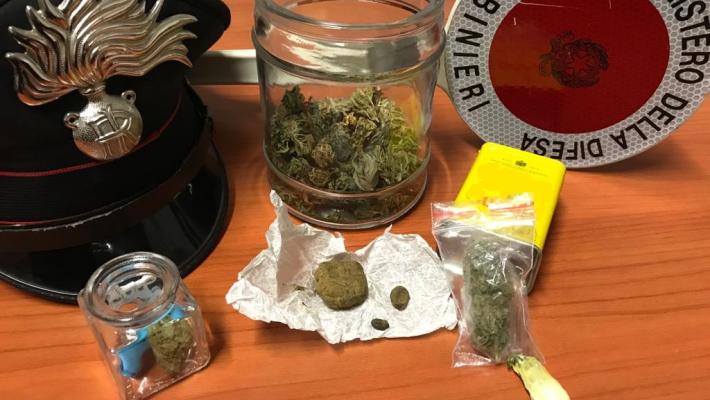 23enne denunciato: addosso e in casa  aveva hascisc, marijuana e cocaina