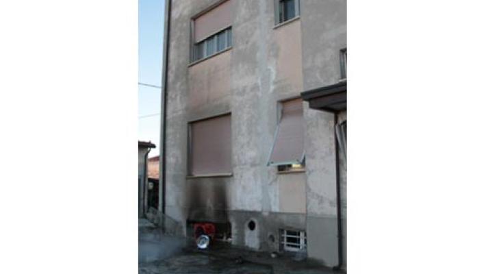 Paura  a Collecchio: incendio in una cantina: tre mezzi dei vigili del fuoco al lavoro