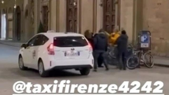 Lite sul  costo della corsa, tassista aggredisce una cliente 