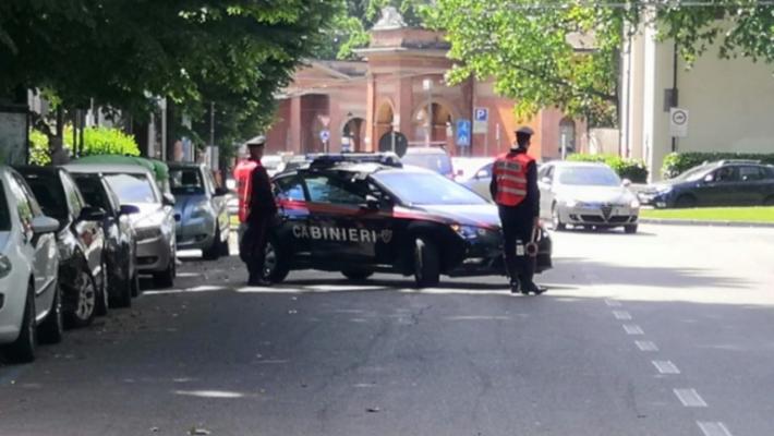 Scappa all'interno del supermercato per evitare il controllo ed aggredisce i militari: arrestato
