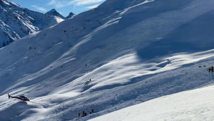 Valanga in Svizzera travolge sciatori, morto 68enne 