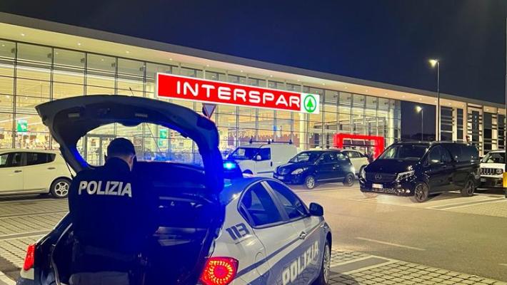 Ruba lamette al supermercato. Arrestato dalle volanti