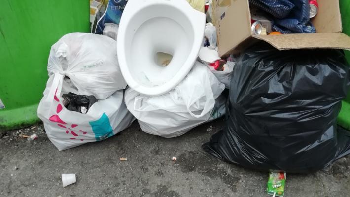 "San Leonardo o San water?". L'inciviltà colpisce ancora e nel quartiere c'è chi protesta