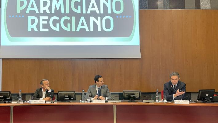 Parmigiano Reggiano: vendite 2021 in aumento del +8,2% rispetto al periodo pre-pandemia. Il giro d’affari al consumo supera i 2,7 miliardi di euro.