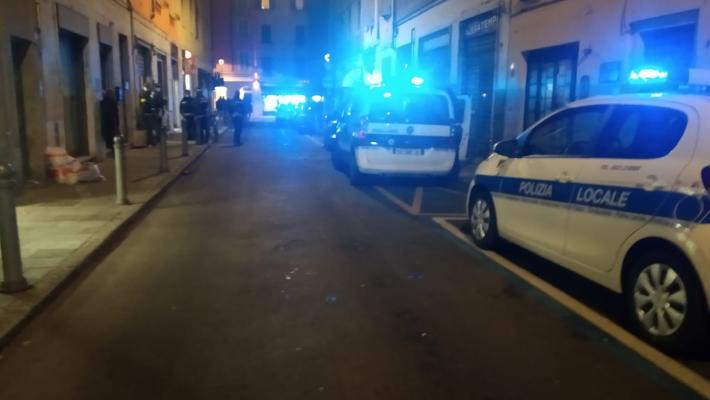 Clienti senza mascherina in un negozio di alimentari in via Borghesi, identificati e sanzionati