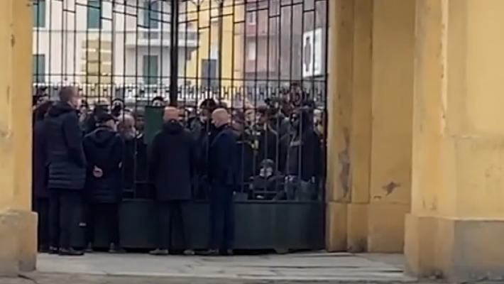 A fine partita Iachini e Pederzoli hanno incontrato un gruppo di tifosi davanti al Tardini