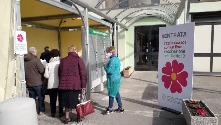 Un anno di vaccinazioni anti covid negli hub della provincia: sono quasi 300.000 le dosi somministrate