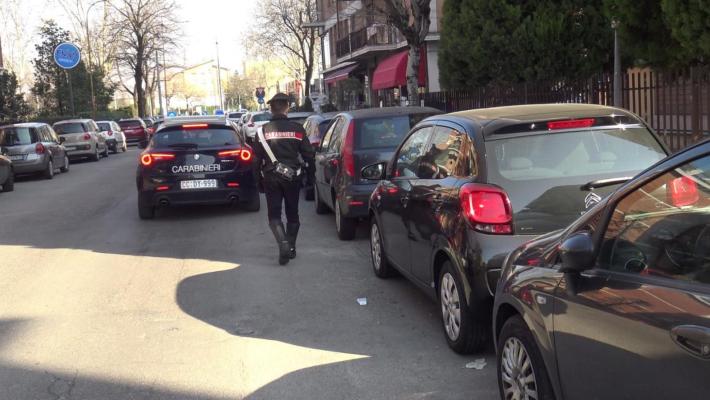 In una notte danneggia le gomme di 11 autovetture. Individuato e denunciato