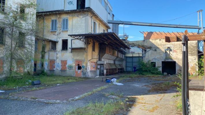 Controlli nella fabbrica abbandonata lungo via Martiri della Liberazione – via Volturno verso Vicofertile. Sanzionati cinque giovani 